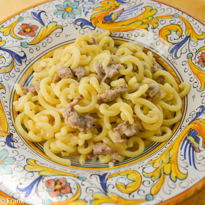 Gramigna con Salsiccia mit Tomatensauce, fertig zum Servieren in einer Schüssel