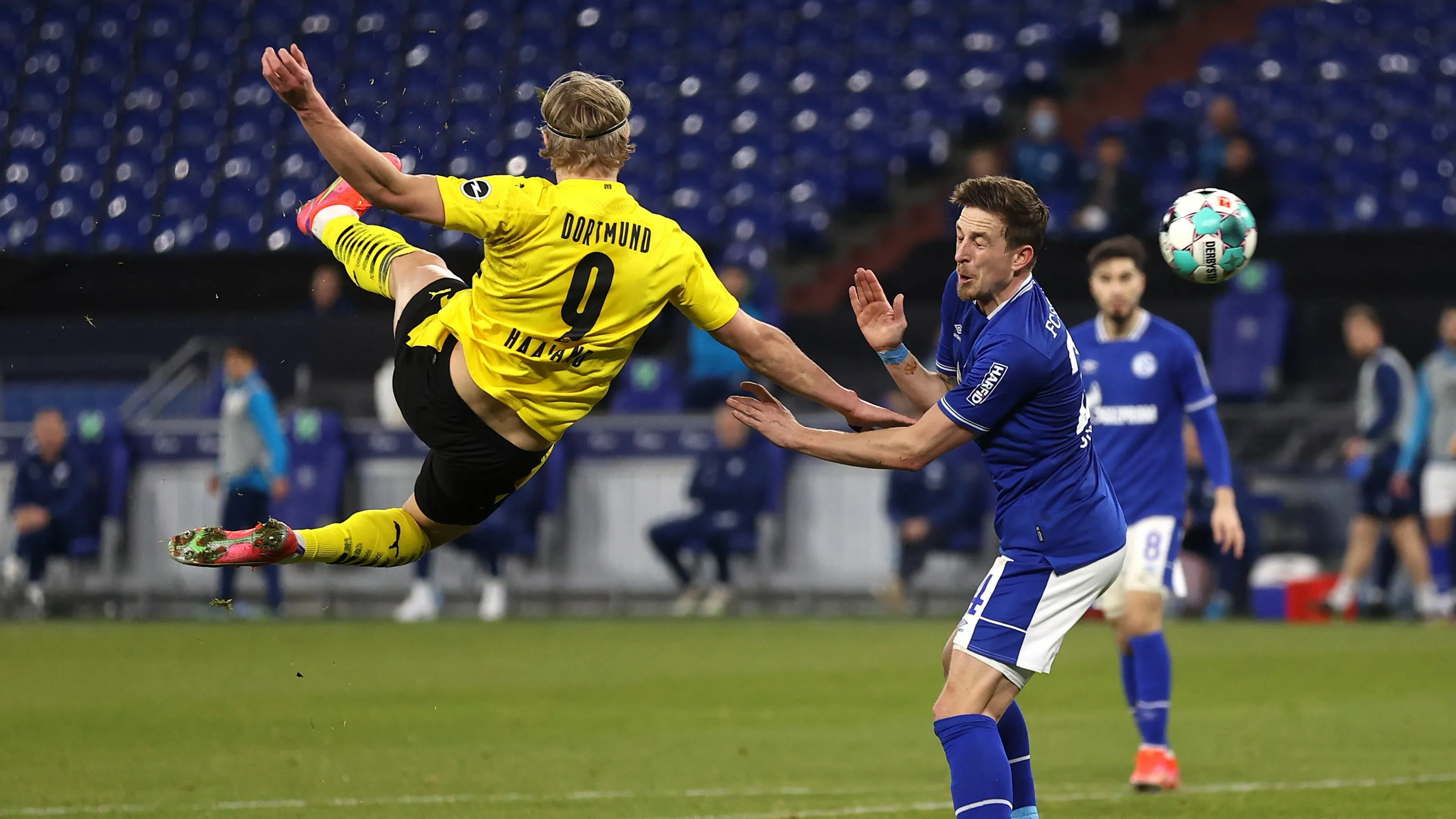 Gregor Kobel pariert einen Elfmeter für Borussia Dortmund