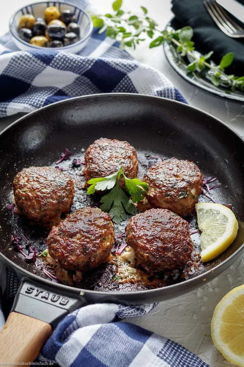 Griechische Bifteki Frikadellen mit geschmolzenem Feta und Kräutern