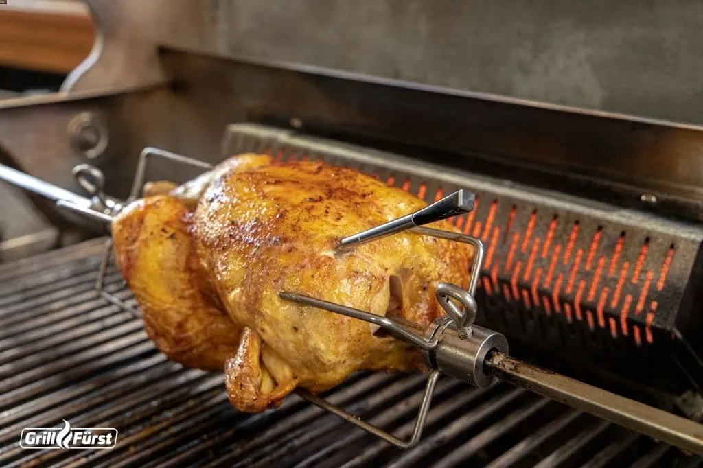 Grillhähnchen auf dem Drehspieß mit Thermometer