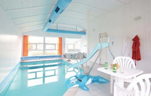 Großzügiger Poolbereich mit Rutsche und Whirlpool für die ganze Familie