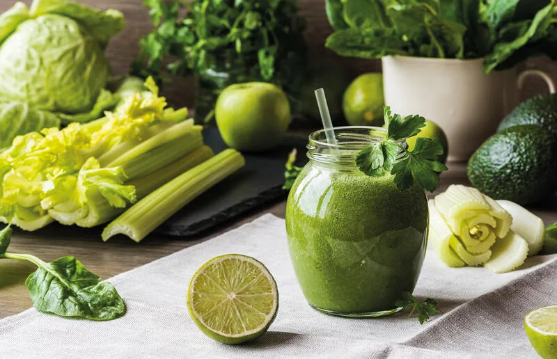Grüner Smoothie mit Sellerie, Avocado und Limette – ein erfrischendes, gesundes Getränk in eleganter Präsentation.