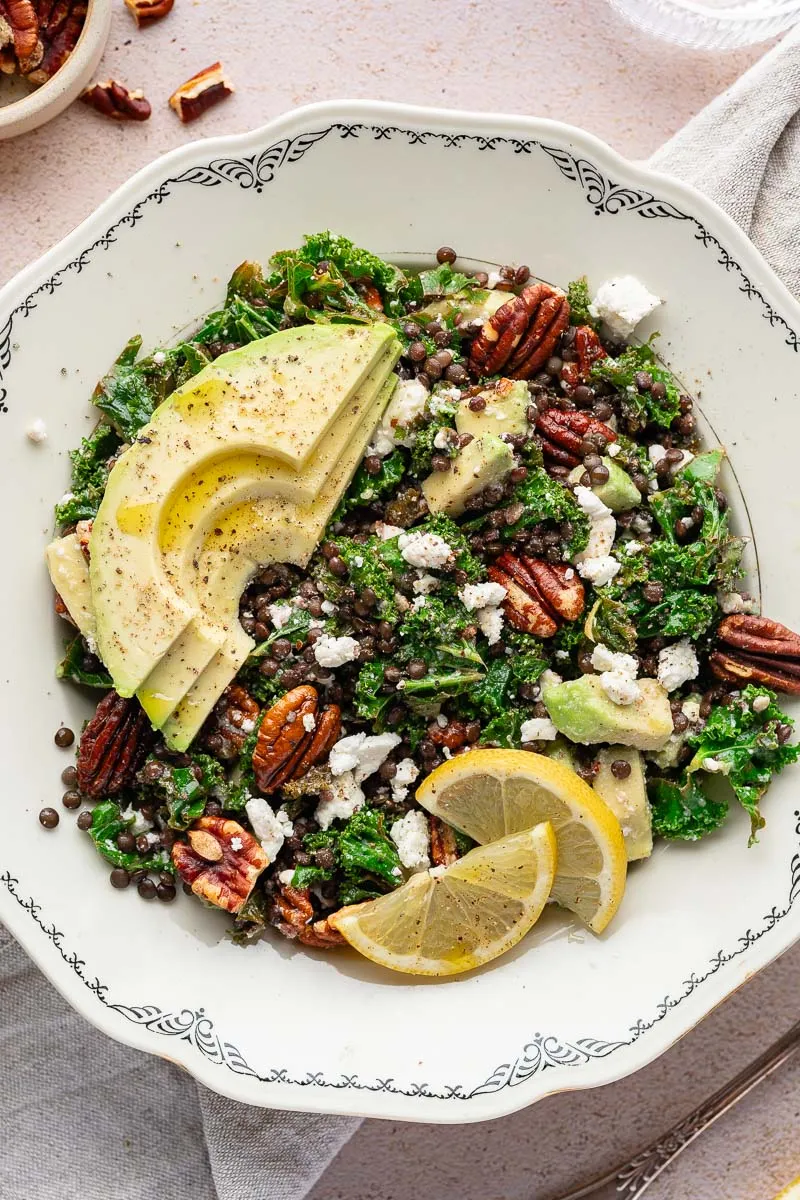Grünkohlsalat mit Linsen, Feta und Avocado