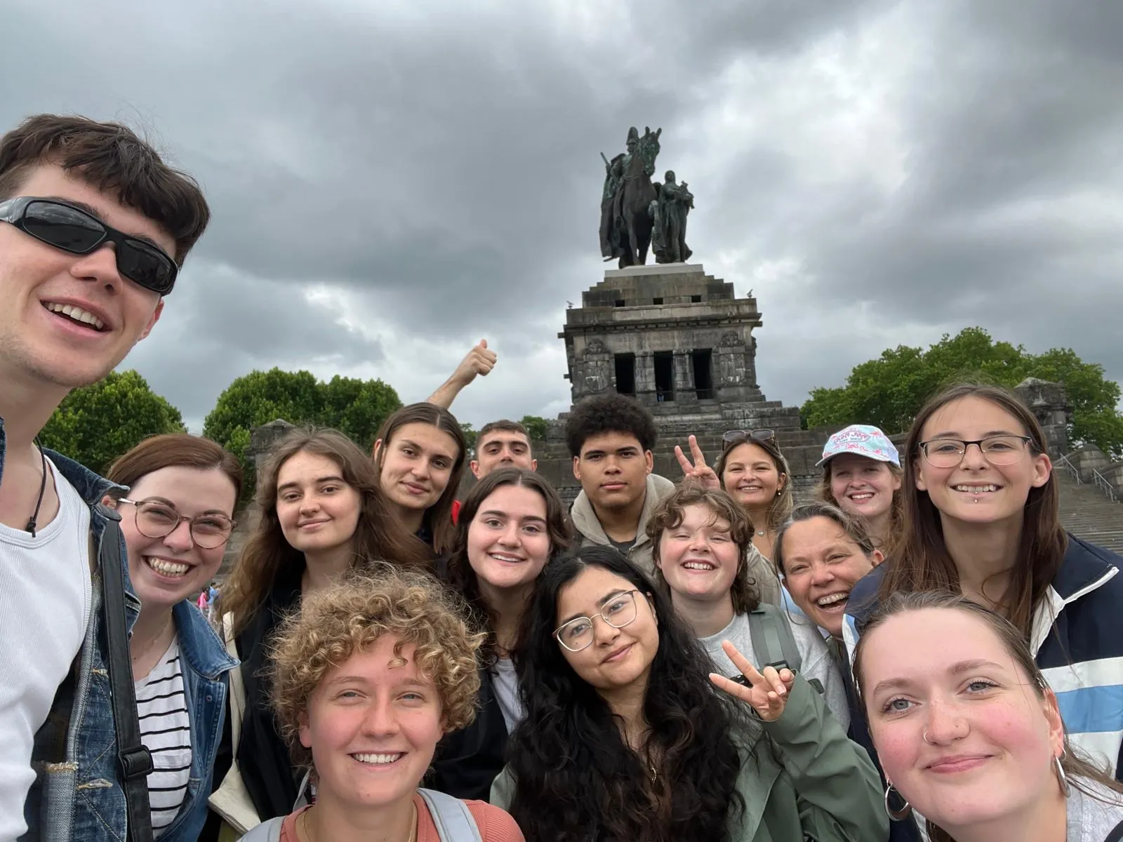 Gruppe junger Leute lacht und unterhält sich im Freien