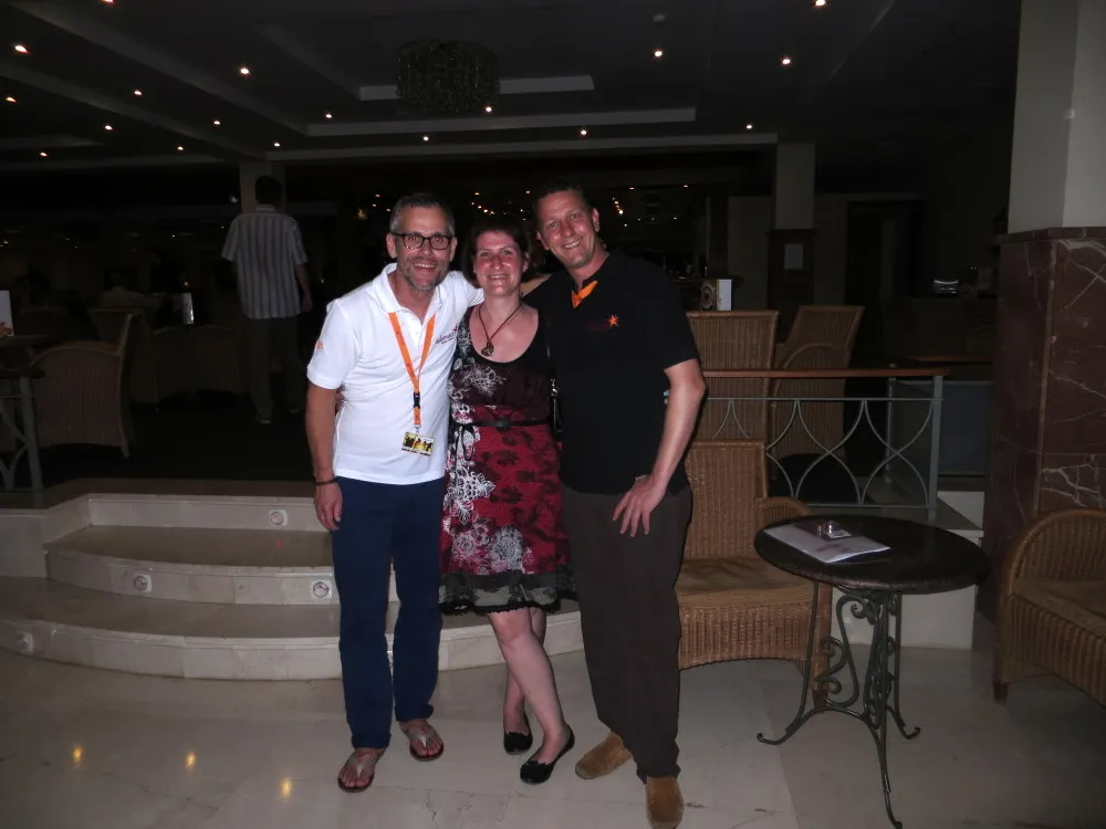 Gruppe von Reisenden genießt die Gesellschaft bei gutem Wein und Essen während einer Singlereise