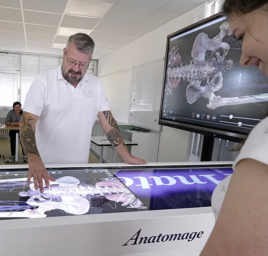 Gruppe von Studierenden und Mitarbeitern des BZPG vor dem modernen Gebäude