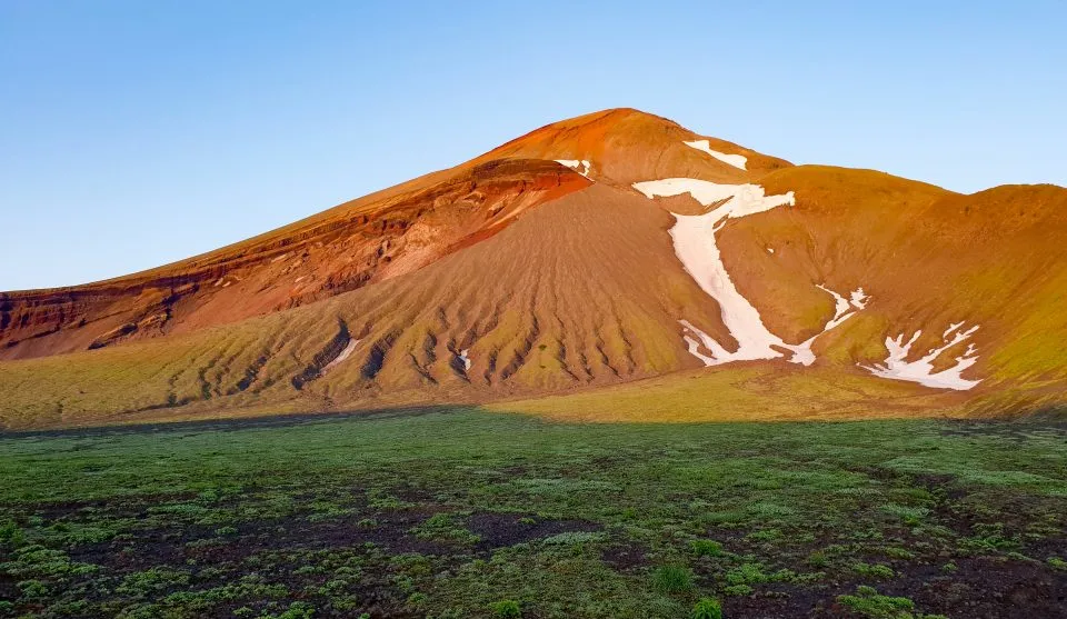 Gruppe von Wanderern genießt die Aussicht auf Kamtschatka