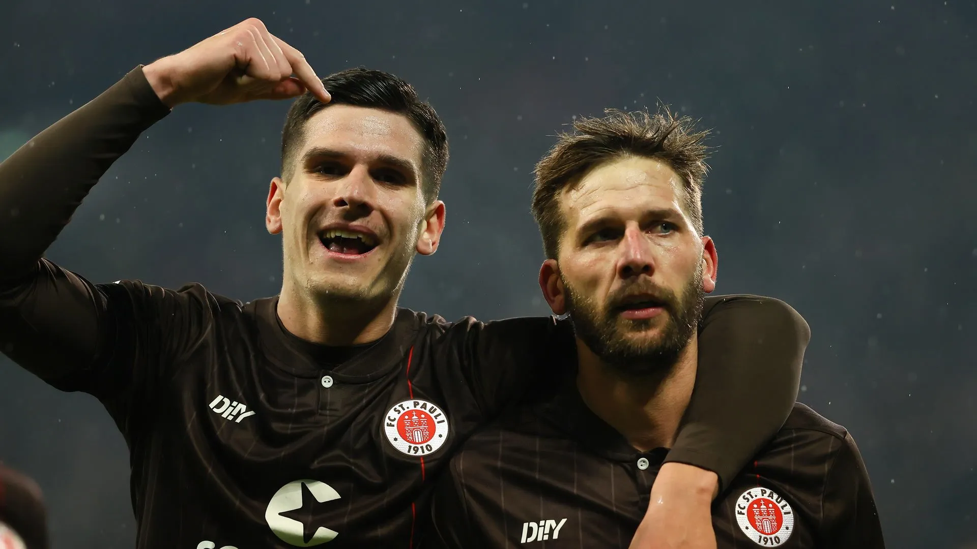 Guido Burgstaller bejubelt ein Tor im Trikot des FC St. Pauli
