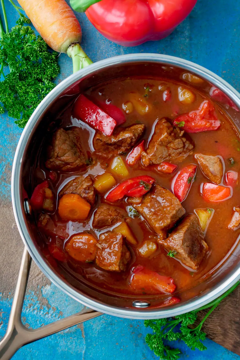 Gulaschsuppe mit Paprika und Kartoffeln im Kochtopf