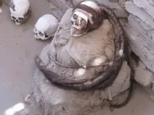 Gut erhaltene Nazca-Mumien und Langschädel auf dem Gräberfeld von Chauchilla, Peru