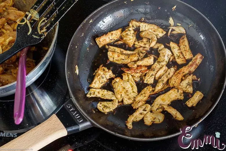 Gyros-Fleisch in der Pfanne scharf anbraten, um Röstaromen zu entwickeln