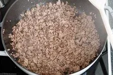 Hackfleisch wird in der Pfanne krümelig angebraten für die schnelle Hackpfanne