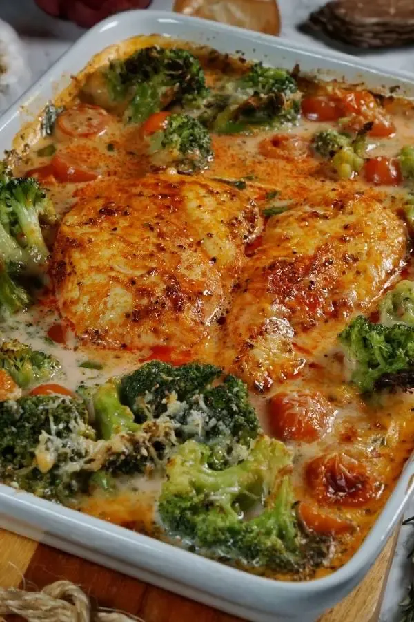 Hähnchenbrust mit Brokkoli in cremiger Soße in Auflaufform
