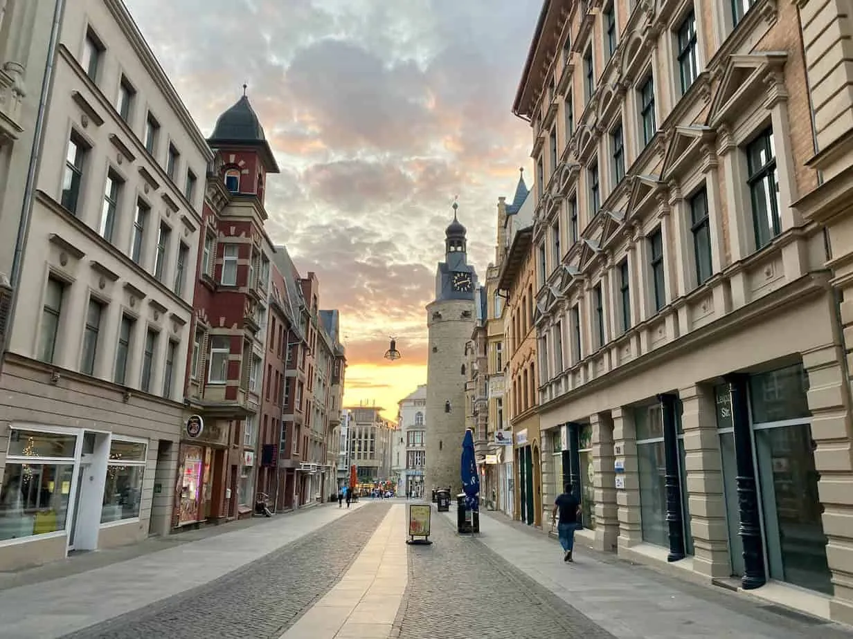 Halle an der Saale im Sonnenuntergang mit historischer Architektur und beleuchtetem Stadtzentrum