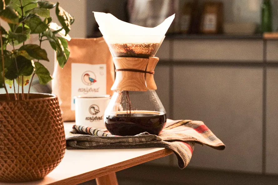 Handgebrühter Filterkaffee wird mit einer Chemex Kaffeekaraffe zubereitet, eine meditative Methode.