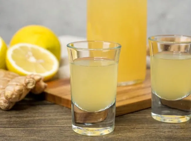 Hausgemachter Ingwersirup mit Zitrone in einer eleganten Glasflasche