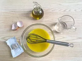 Hefe, Öl, Ei und Wasser vermengen