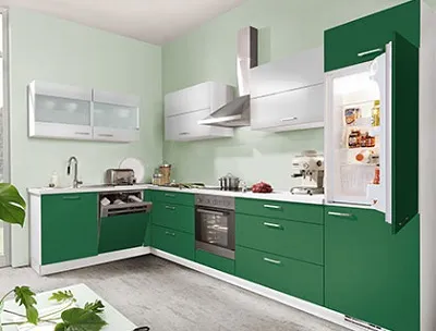 Hell gestaltete Winkelküche mit Holzakzenten