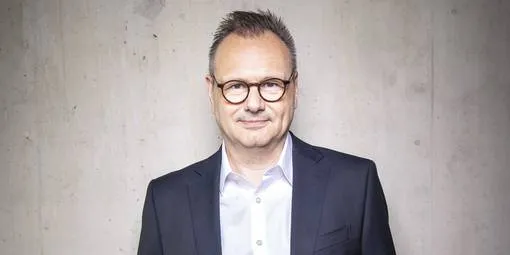 Hendrik Lünenborg, Intendant des NDR, auf dem Podium bei den Hamburger Gesprächen