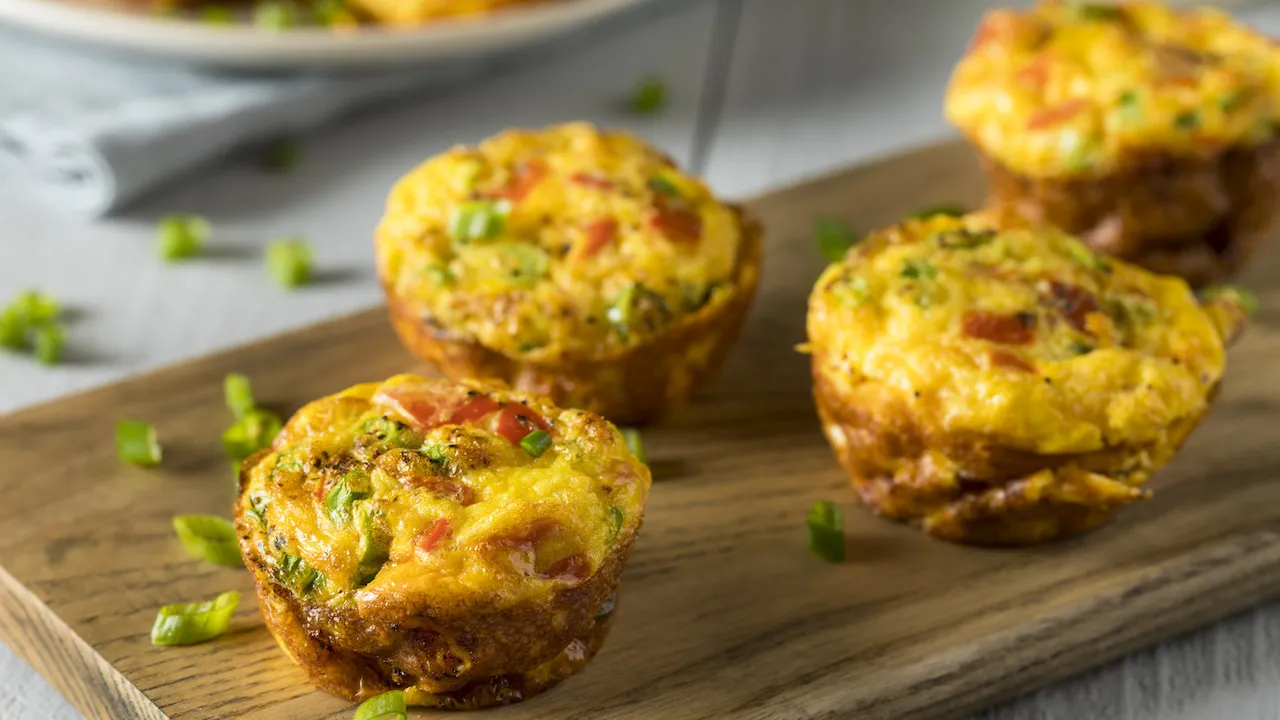 Herzhafte Eier Frühstücks-Muffins mit Spinat und Käse in einer Muffinform