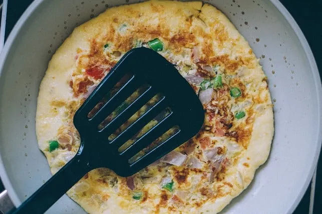 Herzhafte Frittata mit Käse, Tomaten und Kräutern, ideal auch kalt serviert
