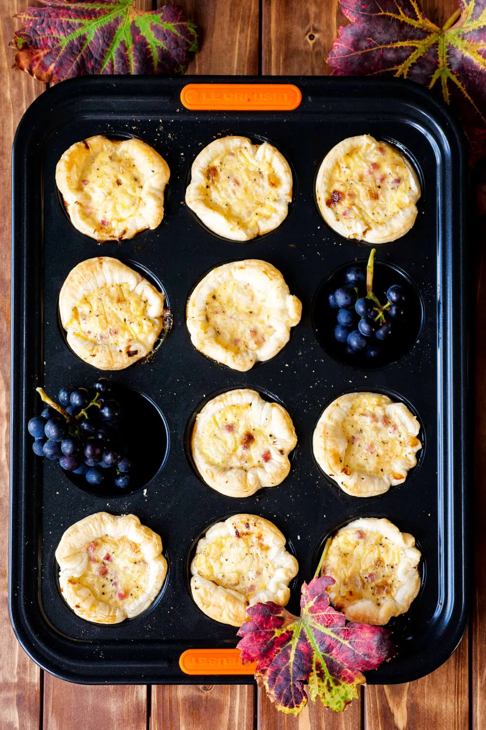 Herzhafte Muffins mit Blätterteig, Speck und Zwiebeln in der Muffinform