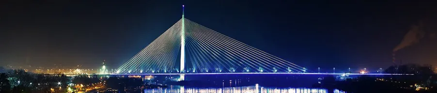 Historische Brücke über einen Fluss in Serbien, umgeben von grüner Natur
