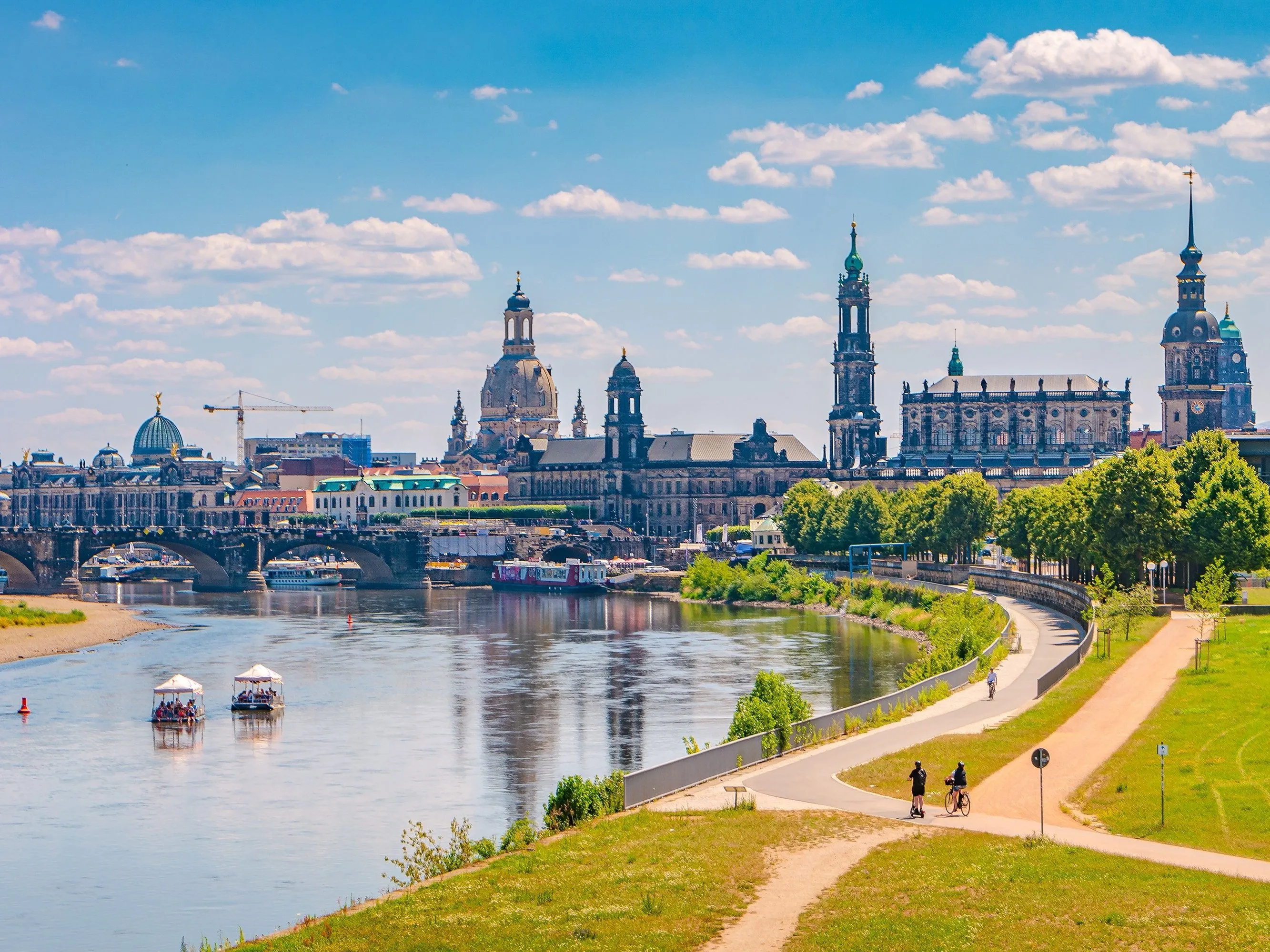 Historische Gebäude und Brücken entlang der Elbe in Dresden bei klarem Wetter