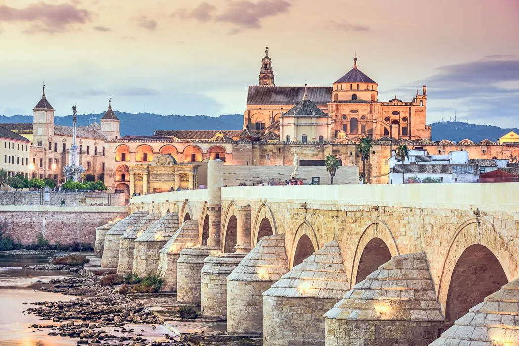 Historische Römerbrücke in Córdoba, beleuchtet bei Sonnenuntergang