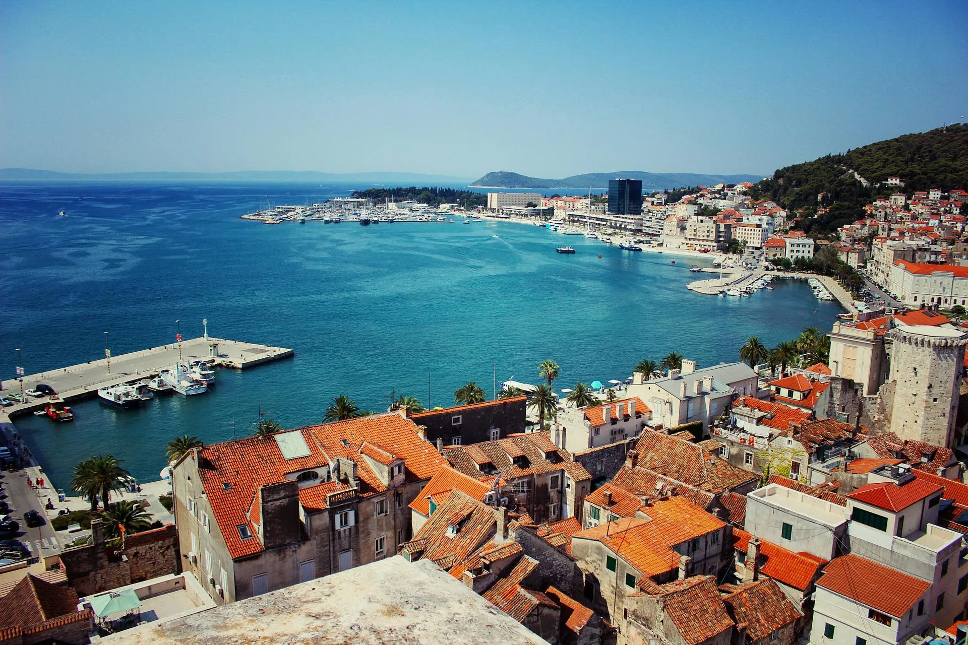 Historische Stadt Split in Kroatien mit Blick auf den Hafen und das Meer