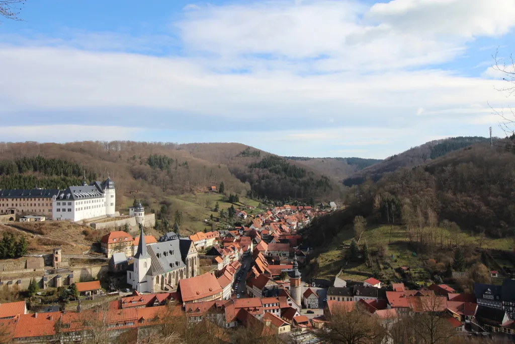 Historischer Fachwerkhäuser und eine gepflasterte Straße im Zentrum von Stolberg im Harz