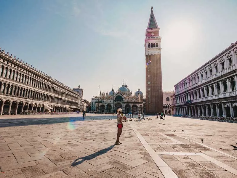 Historischer Markusplatz in Venedig mit dem Dogenpalast