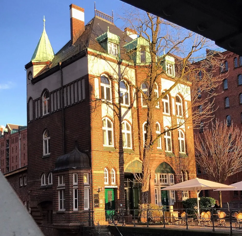 Historisches Wasserschloss in der Hamburger Speicherstadt, eingebettet in Backsteinarchitektur