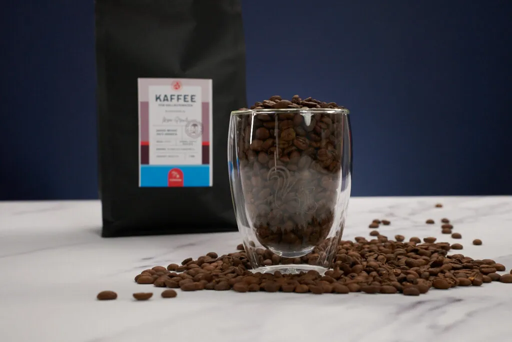 Hochwertige Kaffeebohnen im Glas, empfohlen für exzellenten Filterkaffee-Genuss