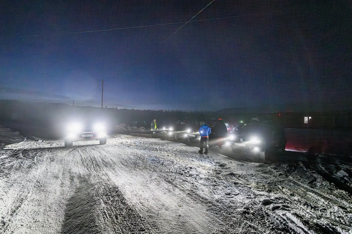 Holprige Winterstraße als Metapher für digitale Gefahren auf der Reise durch Deutschland