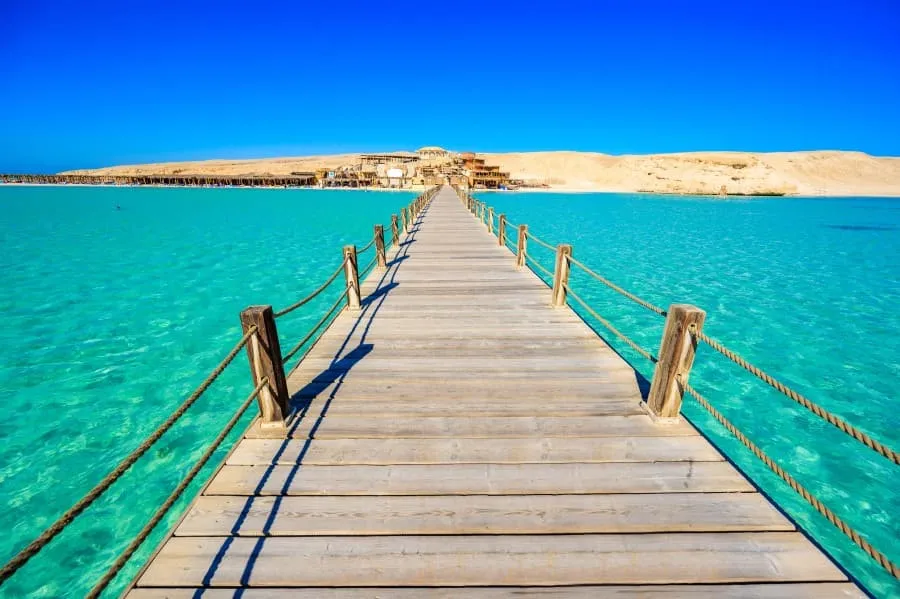Holzsteg am Strand der Orange Bay in Hurghada mit kristallklarem Wasser und weißem Sand