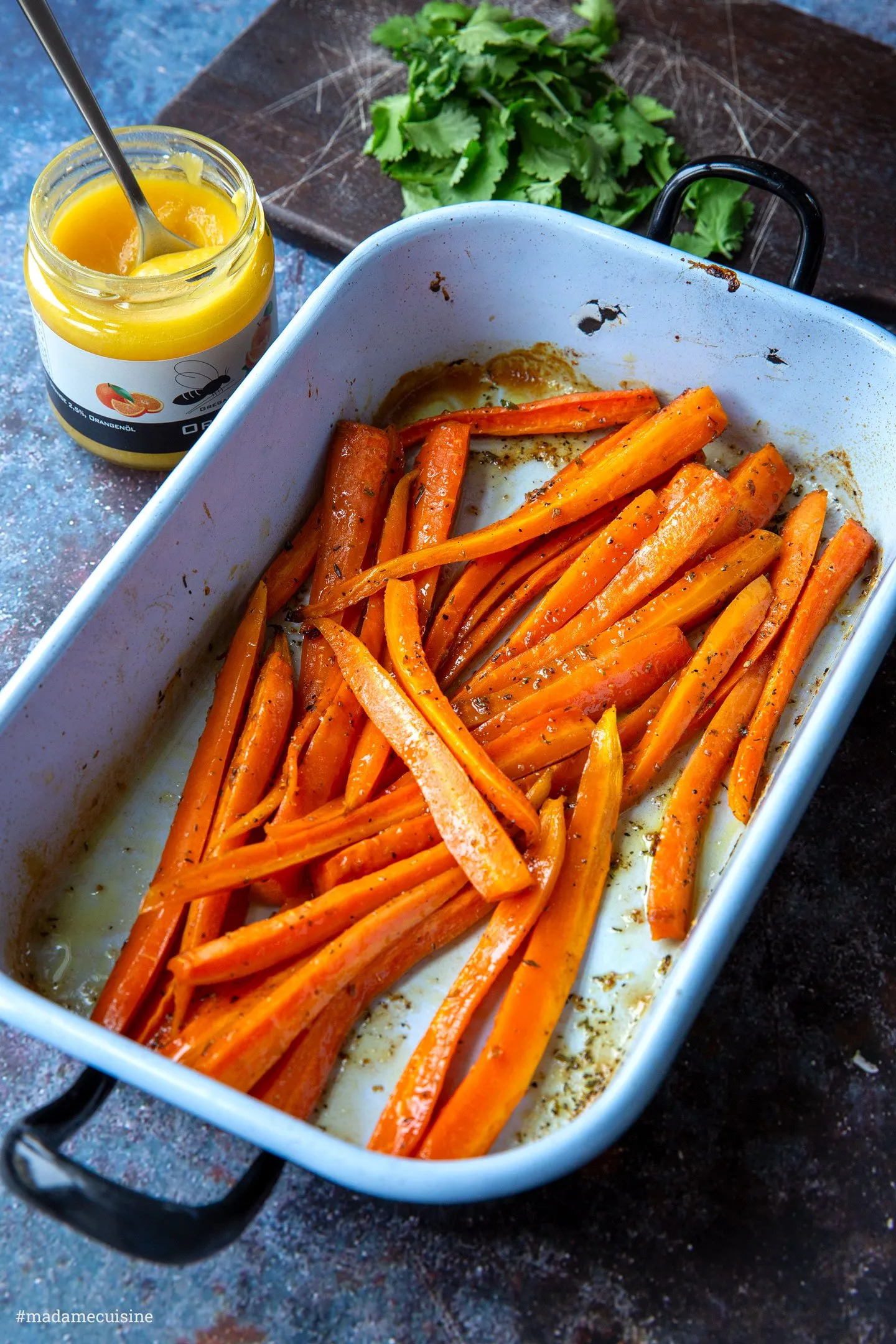 Honigglasierte Möhren, frisch aus dem Ofen, leicht gebräunt und glänzend