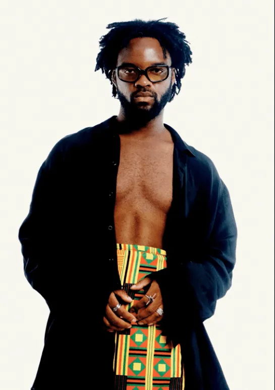 Hund mit orangefarbenem Hunter Hundemantel auf einem Feldweg