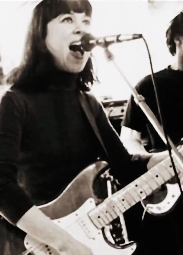 Hund mit warmem Hundemantel blickt neugierig in die Ferne