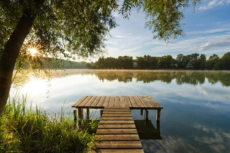 Idyllische Seenlandschaft der Mecklenburgischen Seenplatte mit bewaldeten Ufern