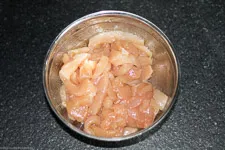 In dünne Streifen geschnittenes und gesalzenes Hähnchenbrustfilet