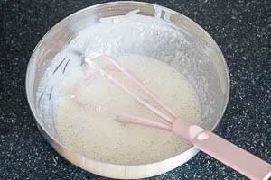 In einer Schüssel wird Kochsahne, Kräuterfrischkäse, Salz, Pfeffer und Muskatnuss zu einer cremigen Soße verrührt