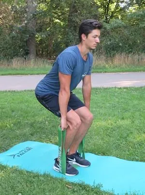 Individuum führt Kreuzheben mit einem Widerstandsband durch