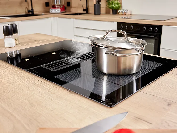 Induktionskochfeld mit Muldenlüfter in der Mitte