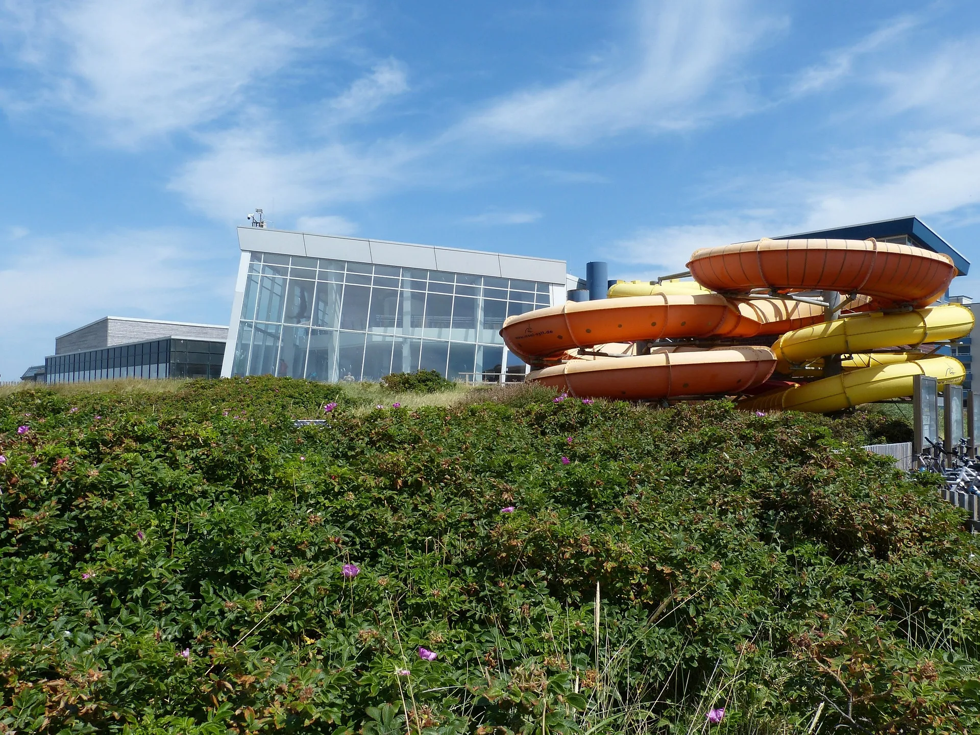 Innenansicht der Sylter Welle mit Meerwasserbecken