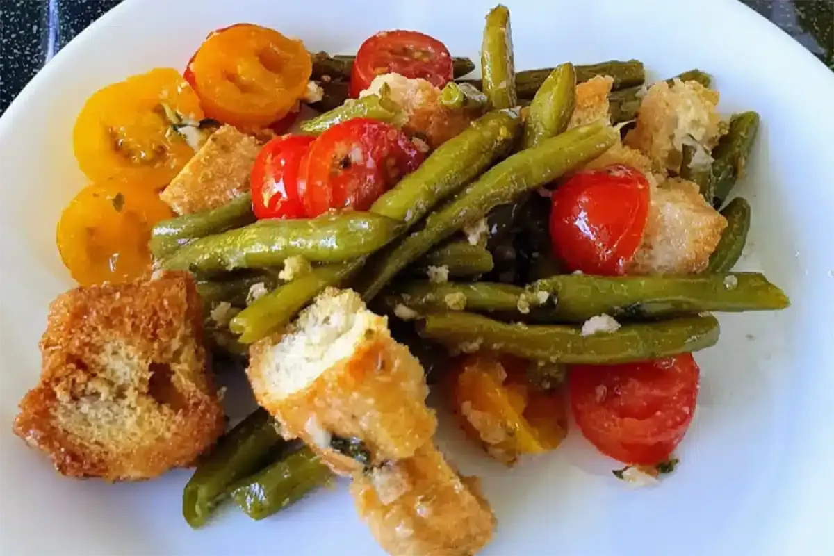 Italienischer Brotsalat Panzanella mit Tomaten und Bohnen auf einem Teller