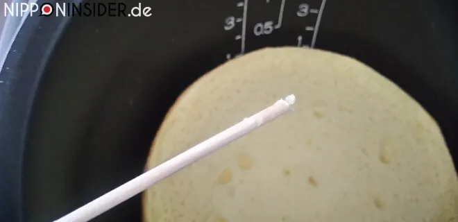 Japanischer Kuchen im Reiskocher: Es klebt noch Teig am Holzstäbchen | Nipponinsider