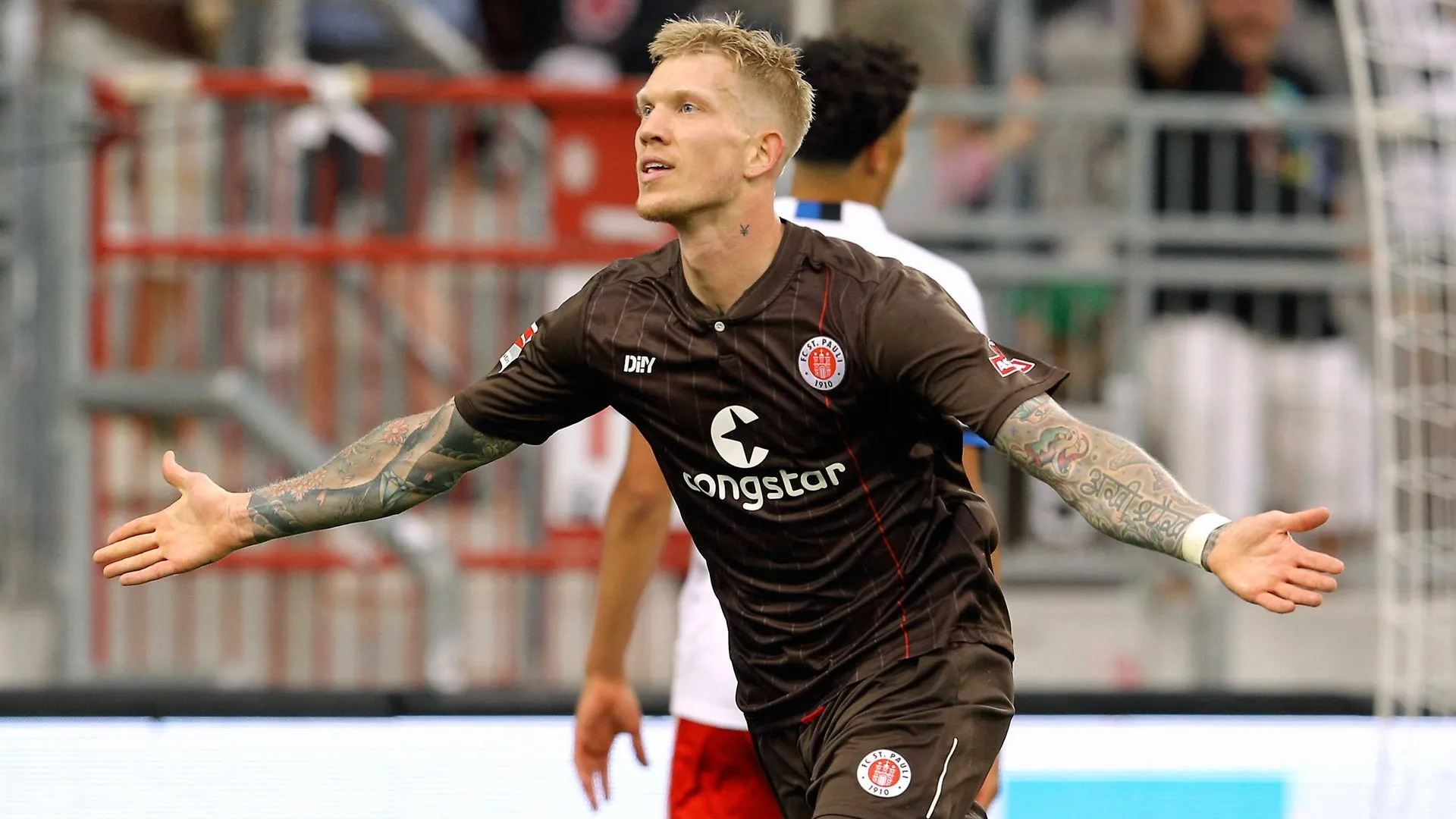 Jubelnde St. Pauli Spieler nach einem Tor im Hamburger Stadtderby
