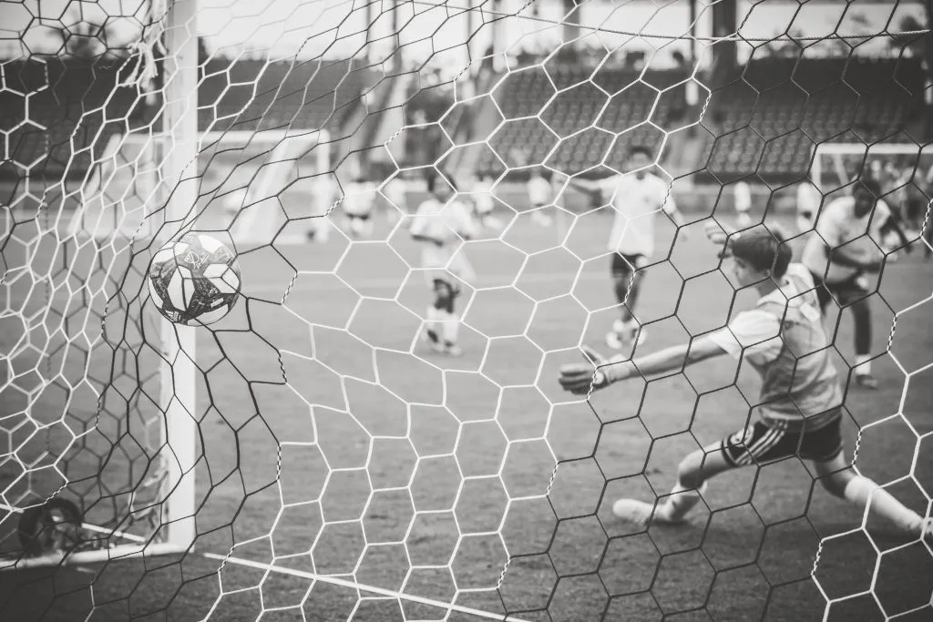 Junge Fußballspieler führen eine Übung im Rahmen eines DFB-Akademie-Trainingszentrums durch