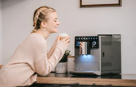 Kaffeevollautomat beim Aufschäumen von Milch für Milchschaumgetränke